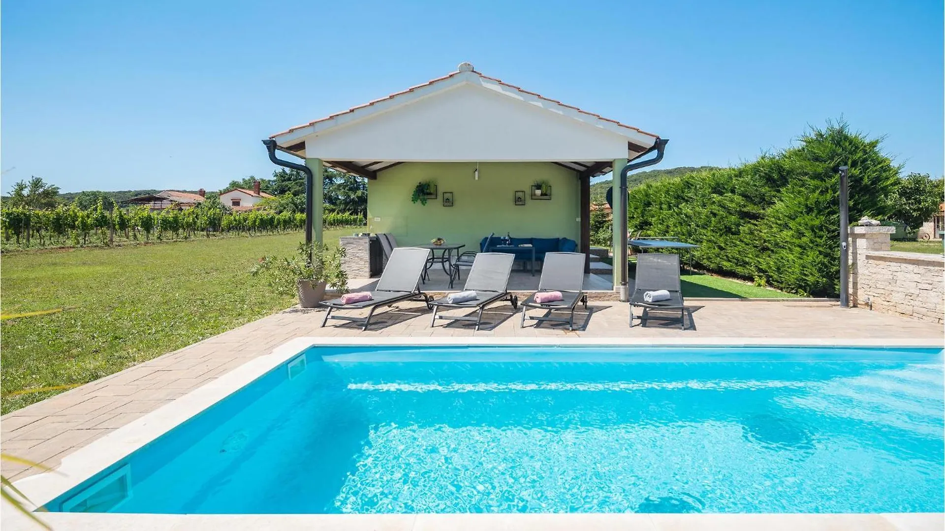 Awesome Home In Rovinj With Kitchen Casa de Férias